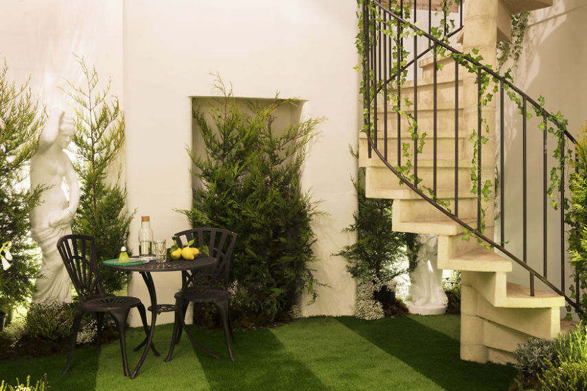 O Airbnb e a Pantone se juntaram para criar um espaço único que trás o frescor do lado de fora para dentro. A casa se chama Outside In, fica em Londres, na Inglaterra, e é inteiramente inspirada na cor do ano da Pantone, o Greenery