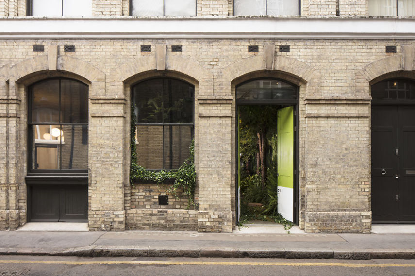 O Airbnb e a Pantone se juntaram para criar um espaço único que trás o frescor do lado de fora para dentro. A casa se chama Outside In, fica em Londres, na Inglaterra, e é inteiramente inspirada na cor do ano da Pantone, o Greenery