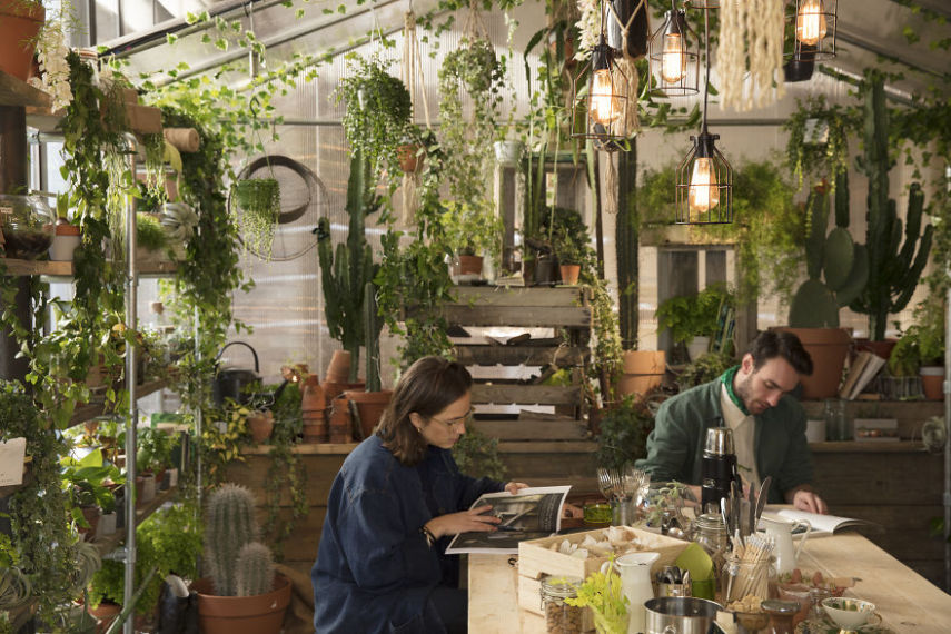 O Airbnb e a Pantone se juntaram para criar um espaço único que trás o frescor do lado de fora para dentro. A casa se chama Outside In, fica em Londres, na Inglaterra, e é inteiramente inspirada na cor do ano da Pantone, o Greenery