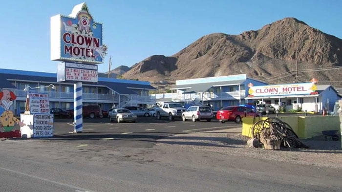 O Clown Motel fica em Tonopah. Só no escritório, são mais de 500 palhaços em exposição