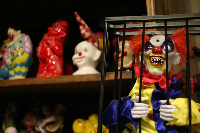 O Clown Motel fica em Tonopah. Só no escritório, são mais de 500 palhaços em exposição