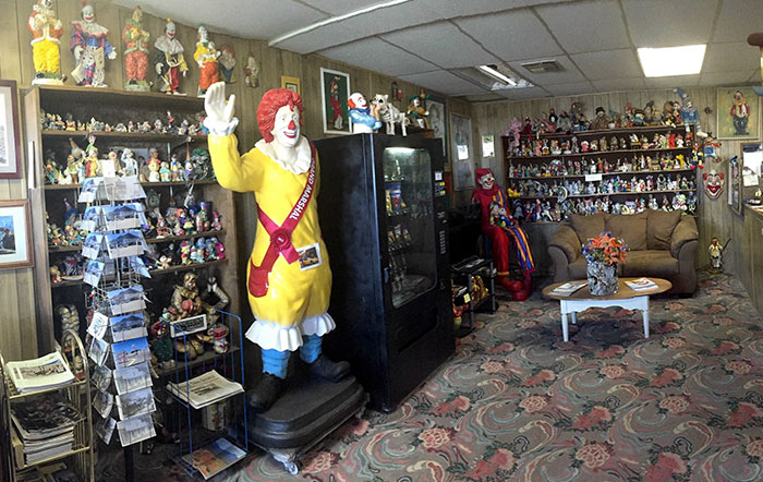 O Clown Motel fica em Tonopah. Só no escritório, são mais de 500 palhaços em exposição