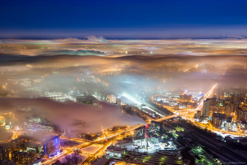 Dmitry Chistoprudov buscou abrigo em uma torre televisiva de Moscou para registrar clima mágico e flutuante da capital durante o inverno. Congelante!