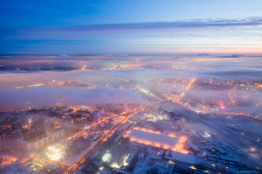 Dmitry Chistoprudov buscou abrigo em uma torre televisiva de Moscou para registrar clima mágico e flutuante da capital durante o inverno. Congelante!