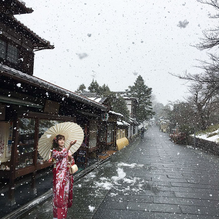 A antiga capital japonesa tem vivido alguns de seus dias mais frios no Inverno, com temperaturas menores que 0° Celsius. Com isso, Kyoto virou um mundo mágico branco, cheinho de neve