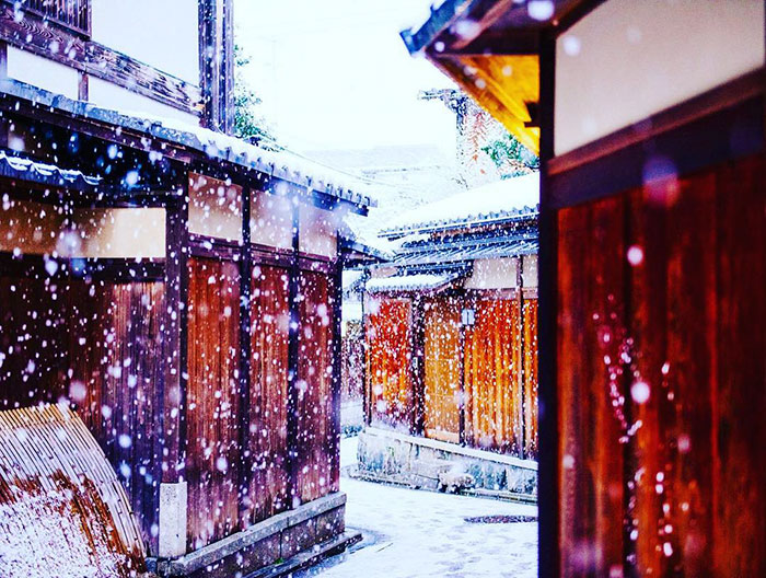 A antiga capital japonesa tem vivido alguns de seus dias mais frios no Inverno, com temperaturas menores que 0° Celsius. Com isso, Kyoto virou um mundo mágico branco, cheinho de neve