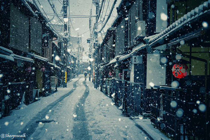 A antiga capital japonesa tem vivido alguns de seus dias mais frios no Inverno, com temperaturas menores que 0° Celsius. Com isso, Kyoto virou um mundo mágico branco, cheinho de neve