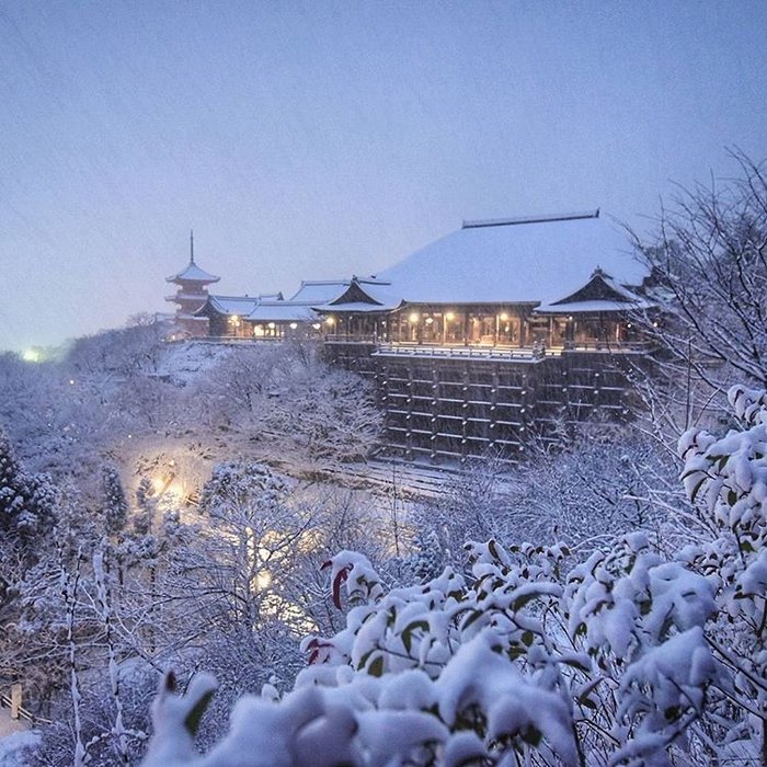 A antiga capital japonesa tem vivido alguns de seus dias mais frios no Inverno, com temperaturas menores que 0° Celsius. Com isso, Kyoto virou um mundo mágico branco, cheinho de neve