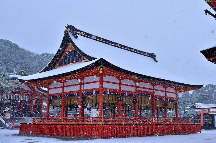 A antiga capital japonesa tem vivido alguns de seus dias mais frios no Inverno, com temperaturas menores que 0° Celsius. Com isso, Kyoto virou um mundo mágico branco, cheinho de neve
