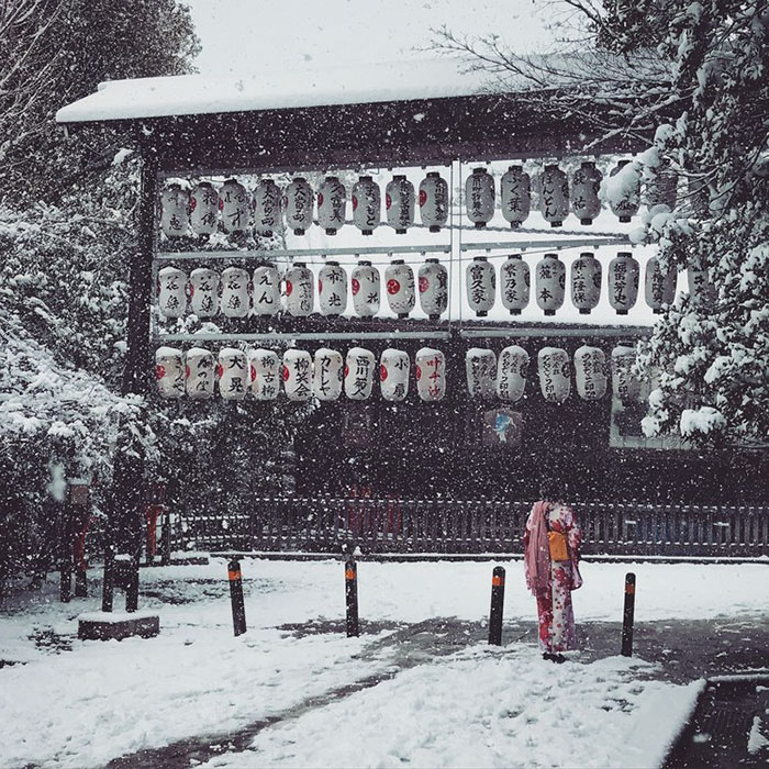 A antiga capital japonesa tem vivido alguns de seus dias mais frios no Inverno, com temperaturas menores que 0° Celsius. Com isso, Kyoto virou um mundo mágico branco, cheinho de neve