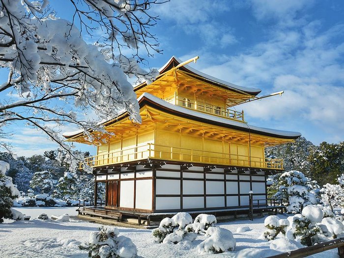 A antiga capital japonesa tem vivido alguns de seus dias mais frios no Inverno, com temperaturas menores que 0° Celsius. Com isso, Kyoto virou um mundo mágico branco, cheinho de neve