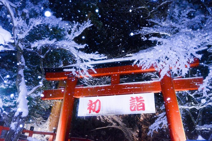 A antiga capital japonesa tem vivido alguns de seus dias mais frios no Inverno, com temperaturas menores que 0° Celsius. Com isso, Kyoto virou um mundo mágico branco, cheinho de neve
