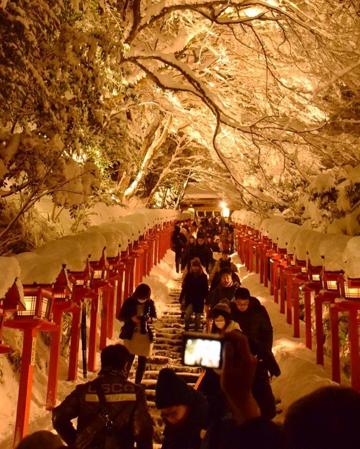 A antiga capital japonesa tem vivido alguns de seus dias mais frios no Inverno, com temperaturas menores que 0° Celsius. Com isso, Kyoto virou um mundo mágico branco, cheinho de neve