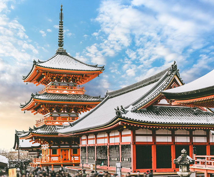 A antiga capital japonesa tem vivido alguns de seus dias mais frios no Inverno, com temperaturas menores que 0° Celsius. Com isso, Kyoto virou um mundo mágico branco, cheinho de neve