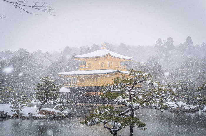 A antiga capital japonesa tem vivido alguns de seus dias mais frios no Inverno, com temperaturas menores que 0° Celsius. Com isso, Kyoto virou um mundo mágico branco, cheinho de neve