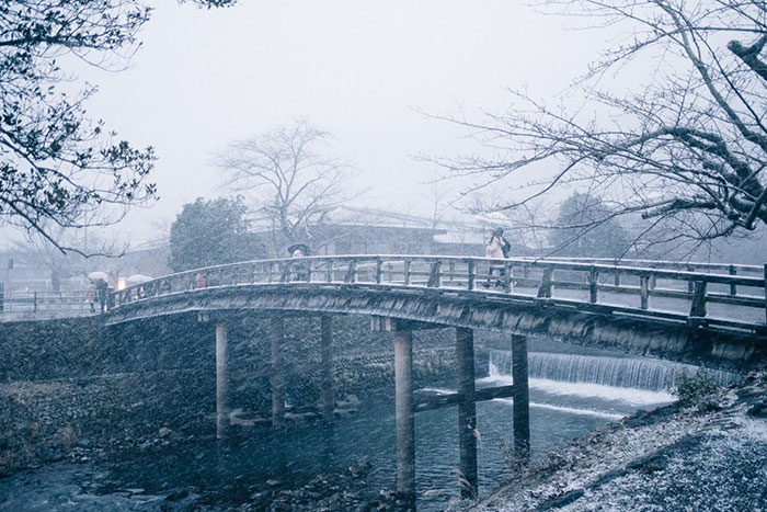 A antiga capital japonesa tem vivido alguns de seus dias mais frios no Inverno, com temperaturas menores que 0° Celsius. Com isso, Kyoto virou um mundo mágico branco, cheinho de neve