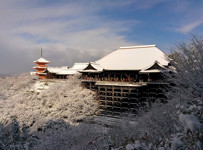 A antiga capital japonesa tem vivido alguns de seus dias mais frios no Inverno, com temperaturas menores que 0° Celsius. Com isso, Kyoto virou um mundo mágico branco, cheinho de neve