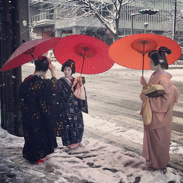 A antiga capital japonesa tem vivido alguns de seus dias mais frios no Inverno, com temperaturas menores que 0° Celsius. Com isso, Kyoto virou um mundo mágico branco, cheinho de neve