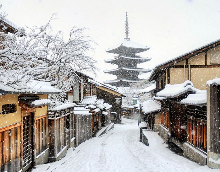 A antiga capital japonesa tem vivido alguns de seus dias mais frios no Inverno, com temperaturas menores que 0° Celsius. Com isso, Kyoto virou um mundo mágico branco, cheinho de neve