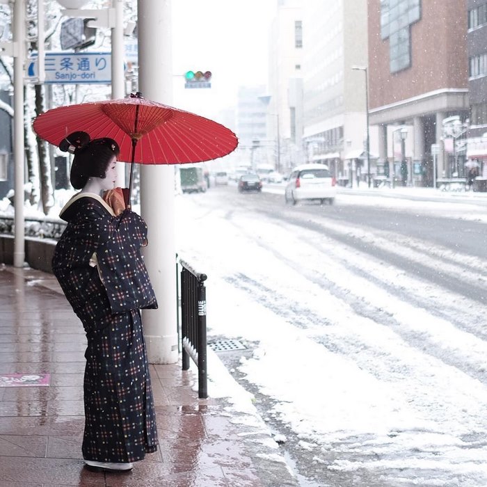 A antiga capital japonesa tem vivido alguns de seus dias mais frios no Inverno, com temperaturas menores que 0° Celsius. Com isso, Kyoto virou um mundo mágico branco, cheinho de neve