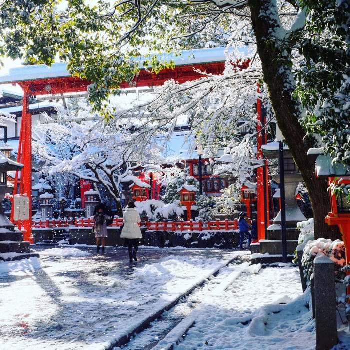 A antiga capital japonesa tem vivido alguns de seus dias mais frios no Inverno, com temperaturas menores que 0° Celsius. Com isso, Kyoto virou um mundo mágico branco, cheinho de neve