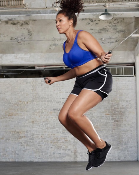 A marca Lane Bryant lançou uma nova coleção de roupas esportivas e acabou viralizando com uma série de vídeos que tem como protagonistas atletas curvilíneas. Para estrelar a campanha, a Lane Bryant escolheu a professora de yoga Jessamyn Stanley, a triatleta Krista Henderson, a coreógrafa Jessie Diaz e a ex-jogadora de basquete Julie Henderson