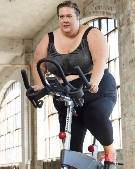 A marca Lane Bryant lançou uma nova coleção de roupas esportivas e acabou viralizando com uma série de vídeos que tem como protagonistas atletas curvilíneas. Para estrelar a campanha, a Lane Bryant escolheu a professora de yoga Jessamyn Stanley, a triatleta Krista Henderson, a coreógrafa Jessie Diaz e a ex-jogadora de basquete Julie Henderson