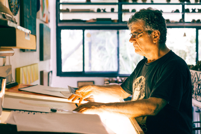  A casa-ateliê de Peticov tem uma das maiores coleções de quebra-cabeças do Brasil, invenções e uma biblioteca com mais de 8 mil títulos