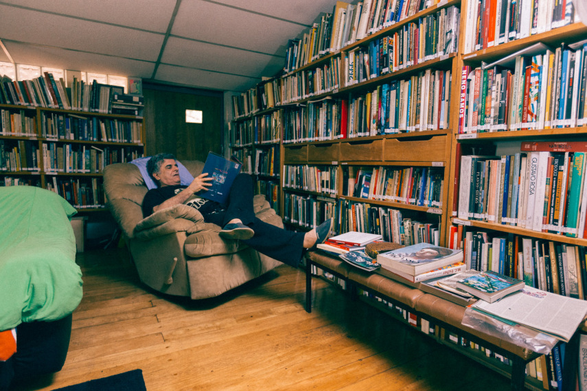  A casa-ateliê de Peticov tem uma das maiores coleções de quebra-cabeças do Brasil, invenções e uma biblioteca com mais de 8 mil títulos