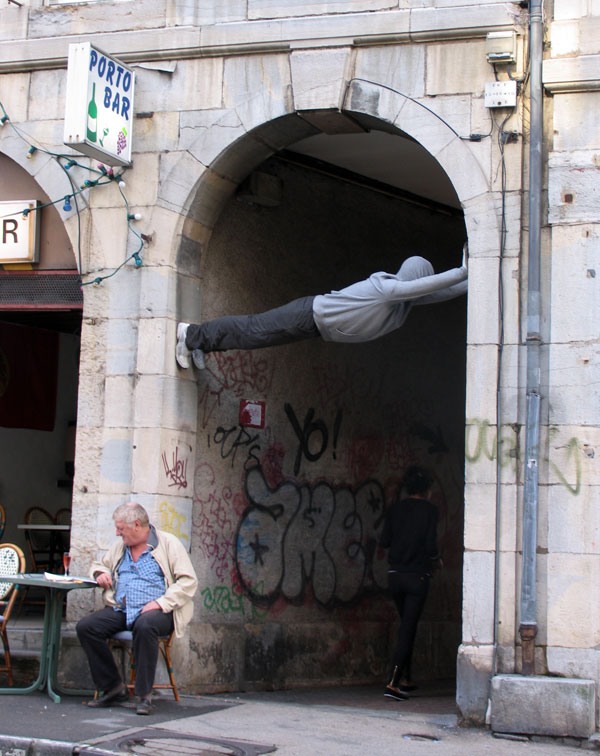 Mark é famoso por suas esculturas realistas que coloca em espaços urbanos. Óbvio que ele acaba espantando pedestres desinformados.