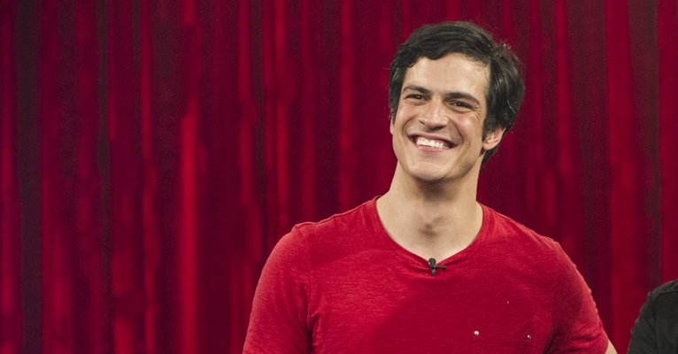 O ator já estava com um pé no teatro quando começou a trabalhar em peças como operador de luz