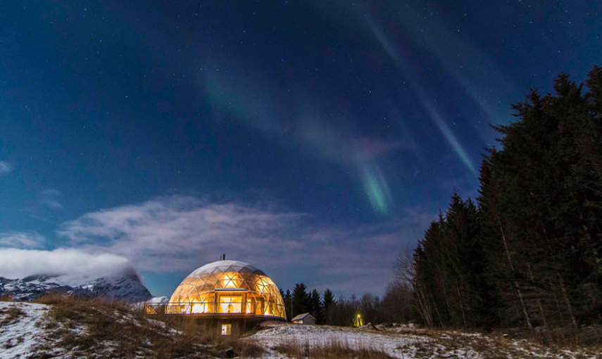 A família Hjertefølger decidiu mudar-se para uma parte remota do Círculo Polar Ártico em dezembro de 2013.Para isso, construíram uma casa com cinco quartos dentro de uma cúpula geodésica solar de 25 pés de altura