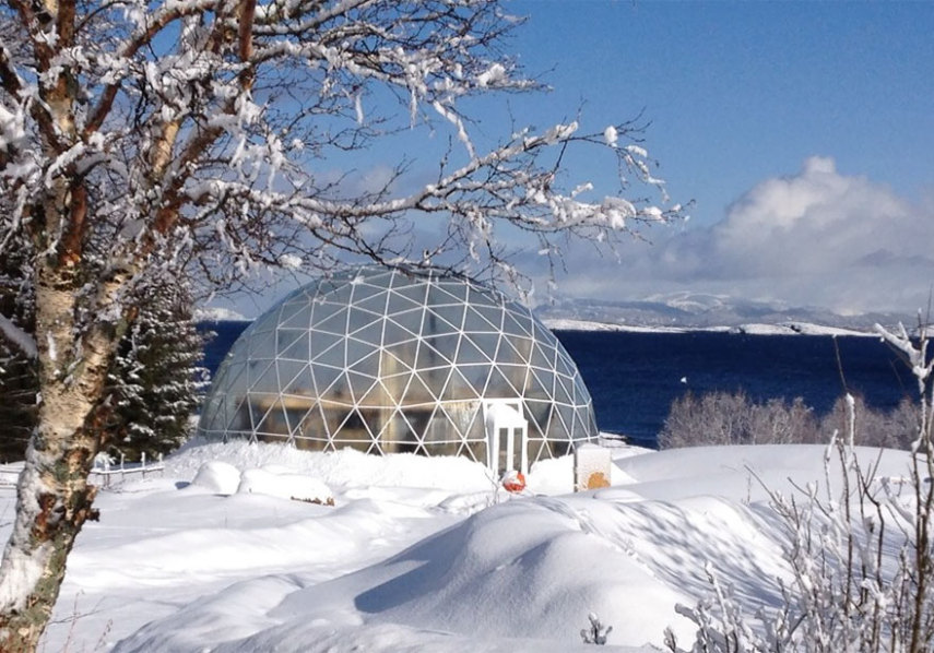 A família Hjertefølger decidiu mudar-se para uma parte remota do Círculo Polar Ártico em dezembro de 2013.Para isso, construíram uma casa com cinco quartos dentro de uma cúpula geodésica solar de 25 pés de altura