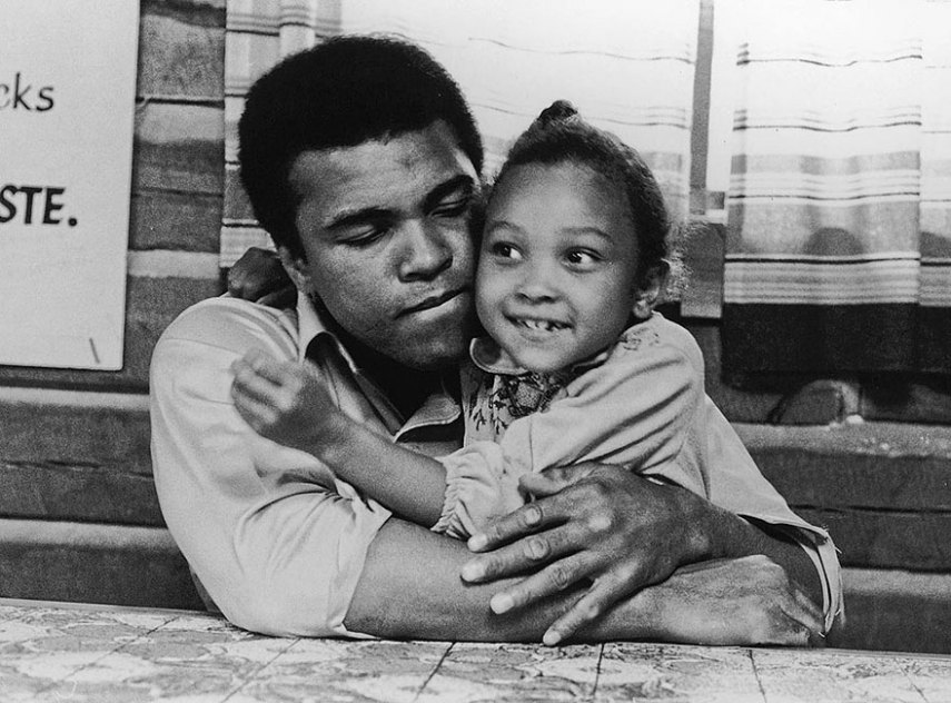 Muhammad Ali-Haj nasceu no dia 17 de janeiro de 1942 e foi um dos lutadores mais importantes da história do boxe. Ele morreu nos Estados Unidos, aos 74 anos, no dia 3 de junho de 2016, vítima de uma doença degenerativa