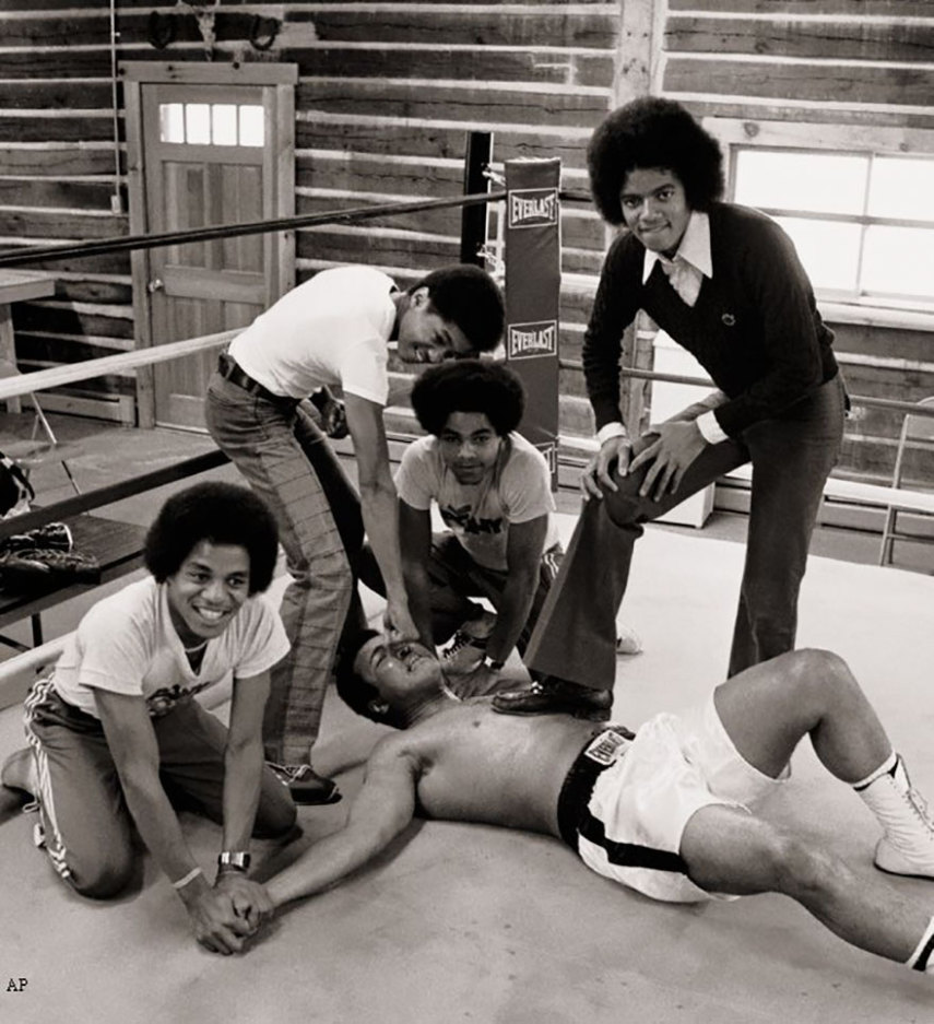 Muhammad Ali-Haj nasceu no dia 17 de janeiro de 1942 e foi um dos lutadores mais importantes da história do boxe. Ele morreu nos Estados Unidos, aos 74 anos, no dia 3 de junho de 2016, vítima de uma doença degenerativa