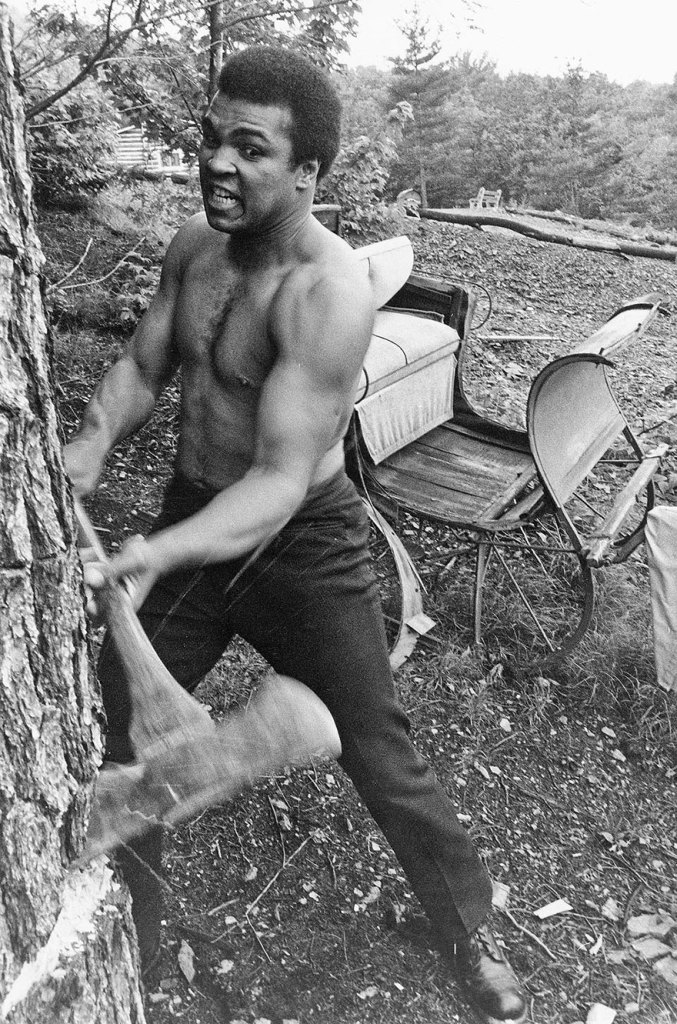 Muhammad Ali-Haj nasceu no dia 17 de janeiro de 1942 e foi um dos lutadores mais importantes da história do boxe. Ele morreu nos Estados Unidos, aos 74 anos, no dia 3 de junho de 2016, vítima de uma doença degenerativa