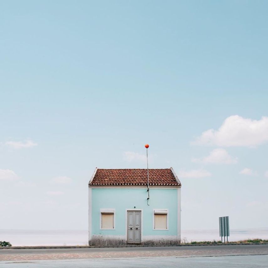 O fotógrafo e cientista português Manuel Pita retrata casas simpáticas e solitárias pelo mundo. Até que dá vontade de morar numa dessas, né?