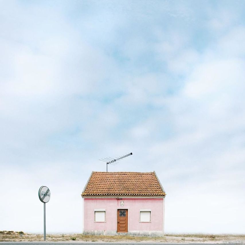 O fotógrafo e cientista português Manuel Pita retrata casas simpáticas e solitárias pelo mundo. Até que dá vontade de morar numa dessas, né?