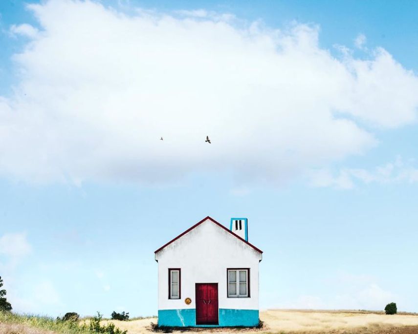 O fotógrafo e cientista português Manuel Pita retrata casas simpáticas e solitárias pelo mundo. Até que dá vontade de morar numa dessas, né?