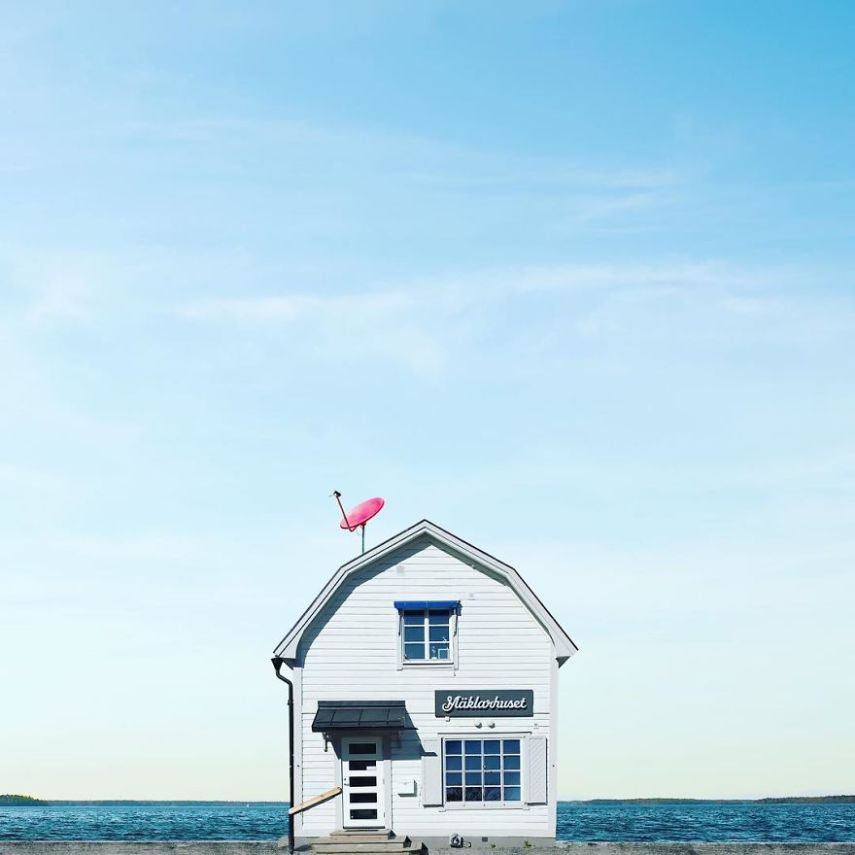 O fotógrafo e cientista português Manuel Pita retrata casas simpáticas e solitárias pelo mundo. Até que dá vontade de morar numa dessas, né?