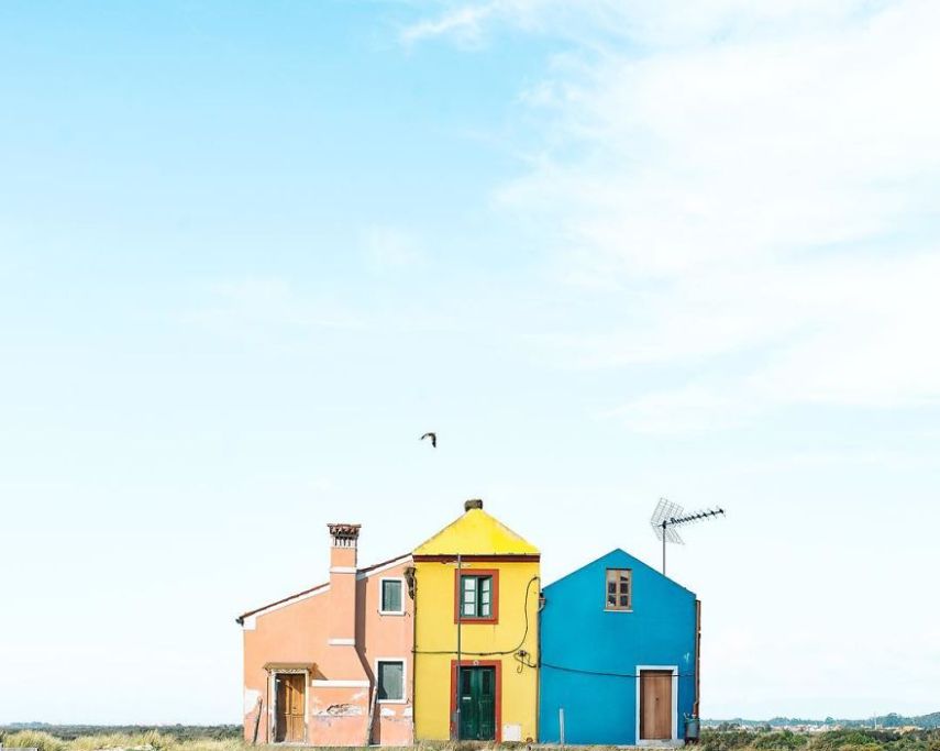 O fotógrafo e cientista português Manuel Pita retrata casas simpáticas e solitárias pelo mundo. Até que dá vontade de morar numa dessas, né?