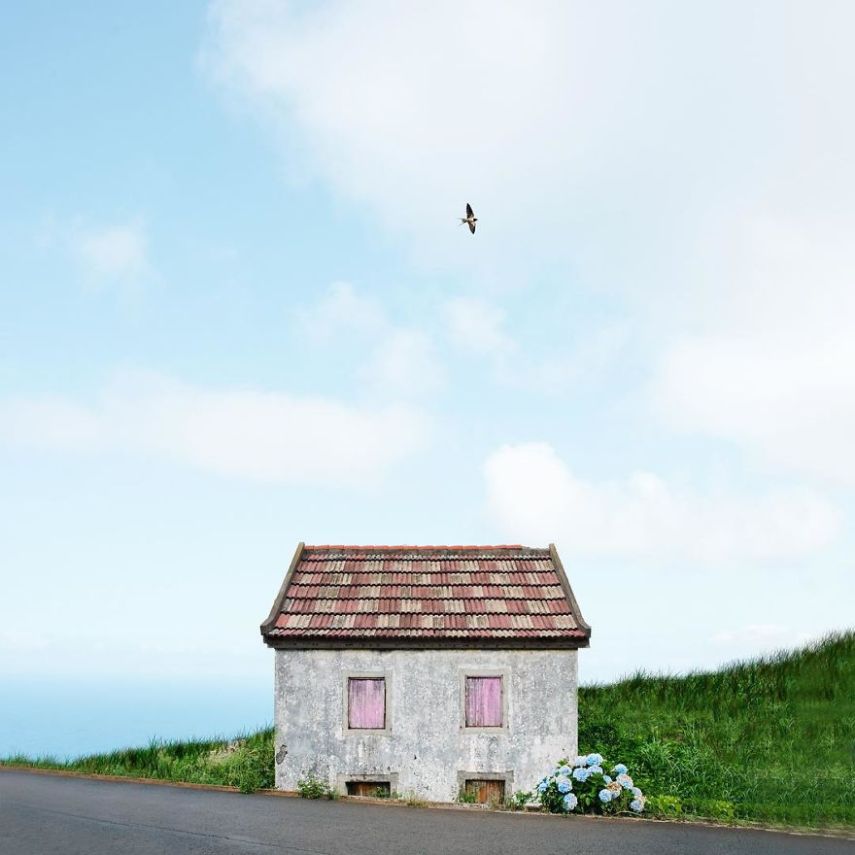 O fotógrafo e cientista português Manuel Pita retrata casas simpáticas e solitárias pelo mundo. Até que dá vontade de morar numa dessas, né?