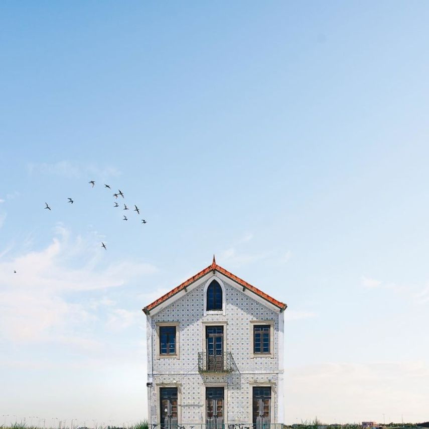 O fotógrafo e cientista português Manuel Pita retrata casas simpáticas e solitárias pelo mundo. Até que dá vontade de morar numa dessas, né?