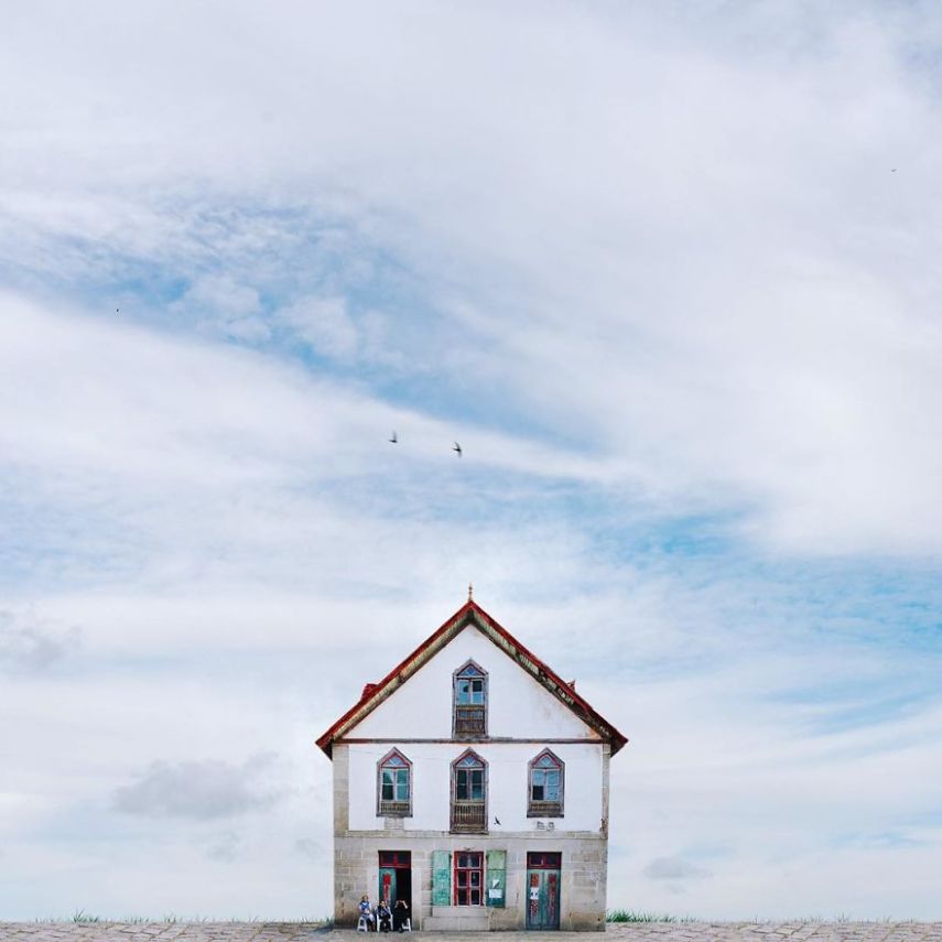 O fotógrafo e cientista português Manuel Pita retrata casas simpáticas e solitárias pelo mundo. Até que dá vontade de morar numa dessas, né?