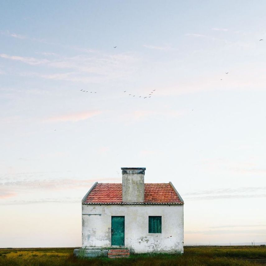 O fotógrafo e cientista português Manuel Pita retrata casas simpáticas e solitárias pelo mundo. Até que dá vontade de morar numa dessas, né?