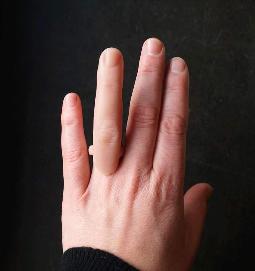 A designer alemã Nadja Buttendorf, de Belim, se superou nas suas mais novas criações: bijuterias em forma de partes do corpo humano, como orelhas e dedos