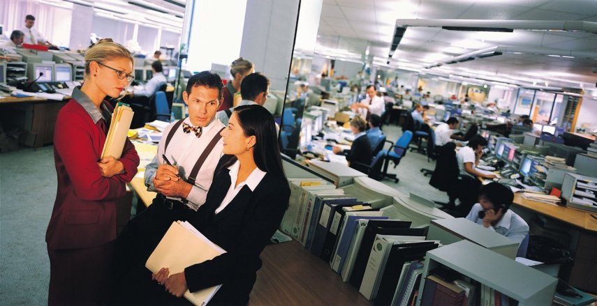 Este é um comportamento infantil e não profissional, mas acontece em locais de trabalho o tempo todo. Se não gostam de você, espalham rumores.