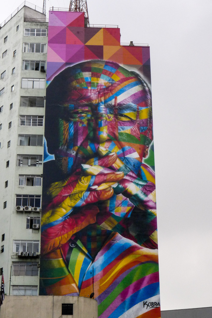 Painel de Oscar Niemeyer na Avenida Paulista produzido por Eduardo Kobra