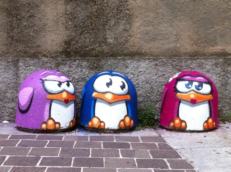 Pao usa elementos arquitetônicos como telas, por exemplo. Aqui, os blocos de cimento usados ​​como barricadas são transformados em pinguins coloridos.