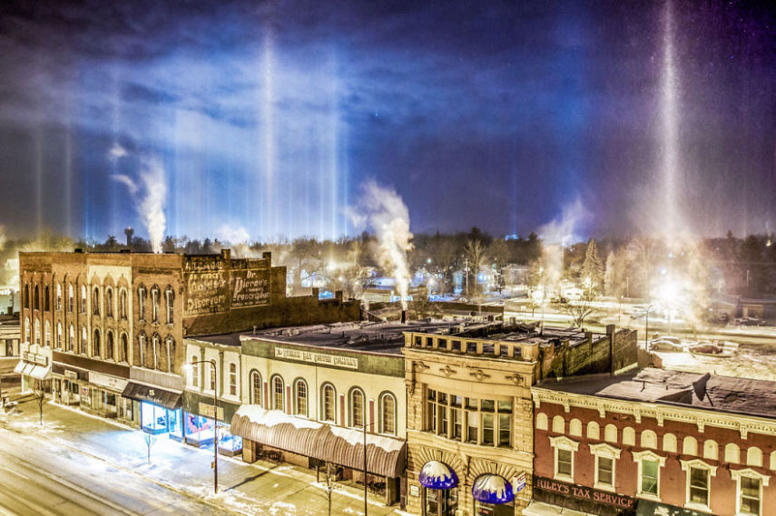 O pilar de luz é um fenômeno óptico formado pela reflexão da luz por cristais de gelo que estão presentes na atmosfera terrestre